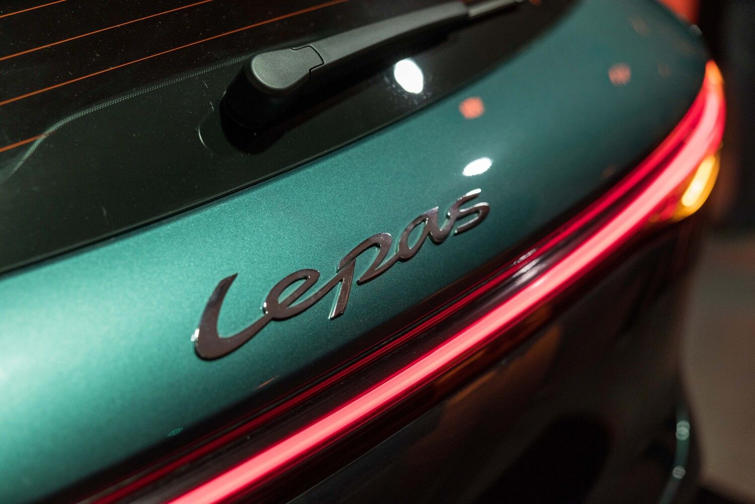 Detalle de la pintura verde metalizada junto al emblema trasero Lepas