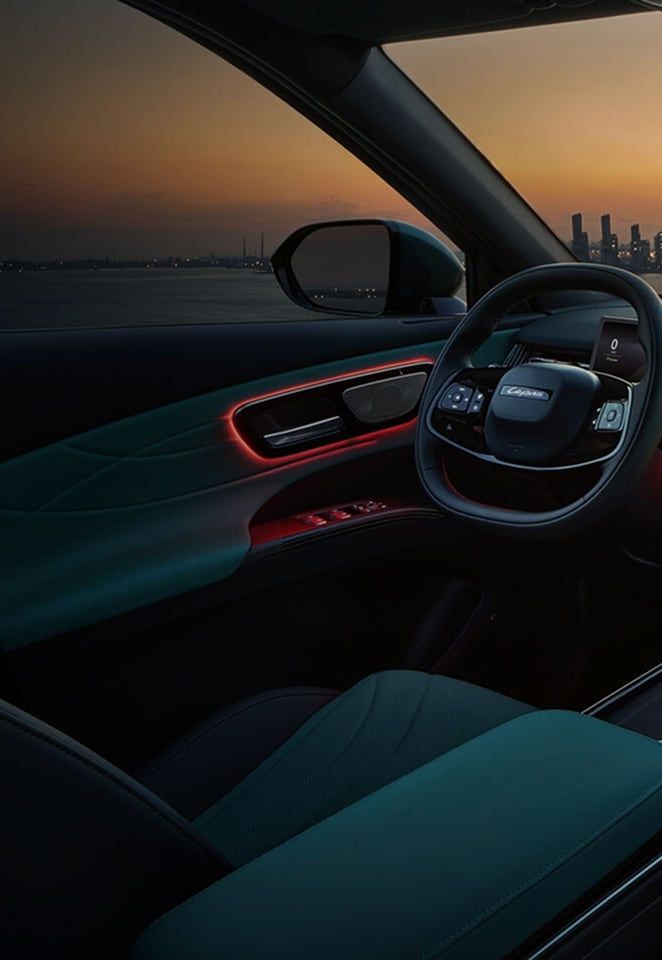 Panel de puerta interior con iluminación ambiental en tono cálido al atardecer