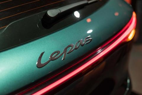 Detalle del emblema Lepas y la luz trasera encendida en el portón verde oscuro