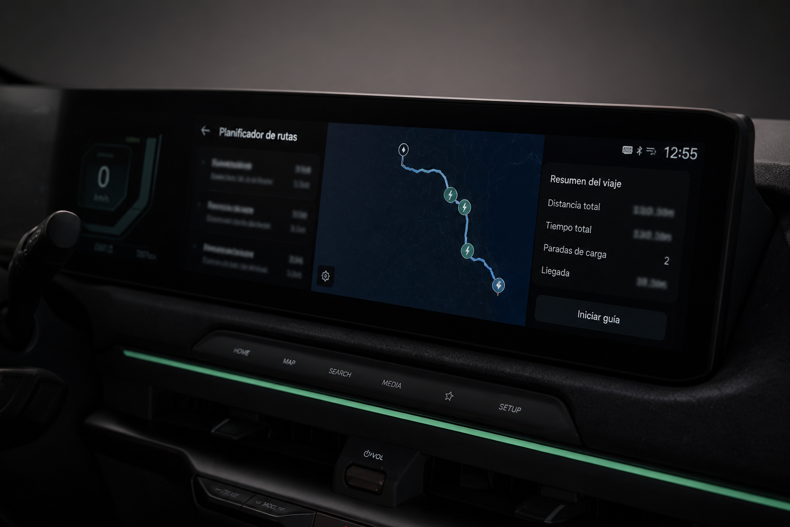 Pantalla central del coche mostrando un planificador de rutas con paradas de carga en el mapa