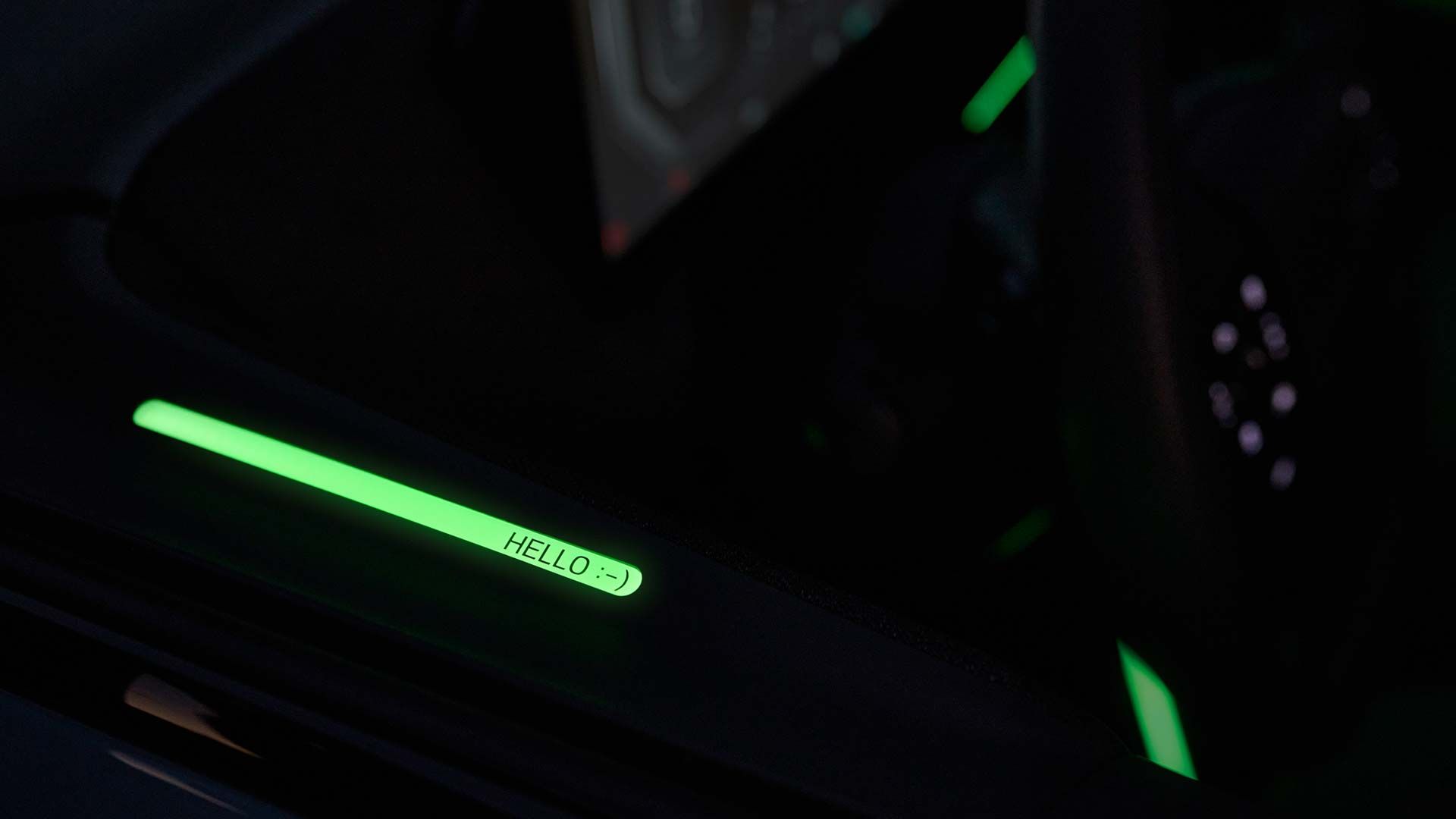 Barra luminosa interior con el mensaje de bienvenida iluminado en verde