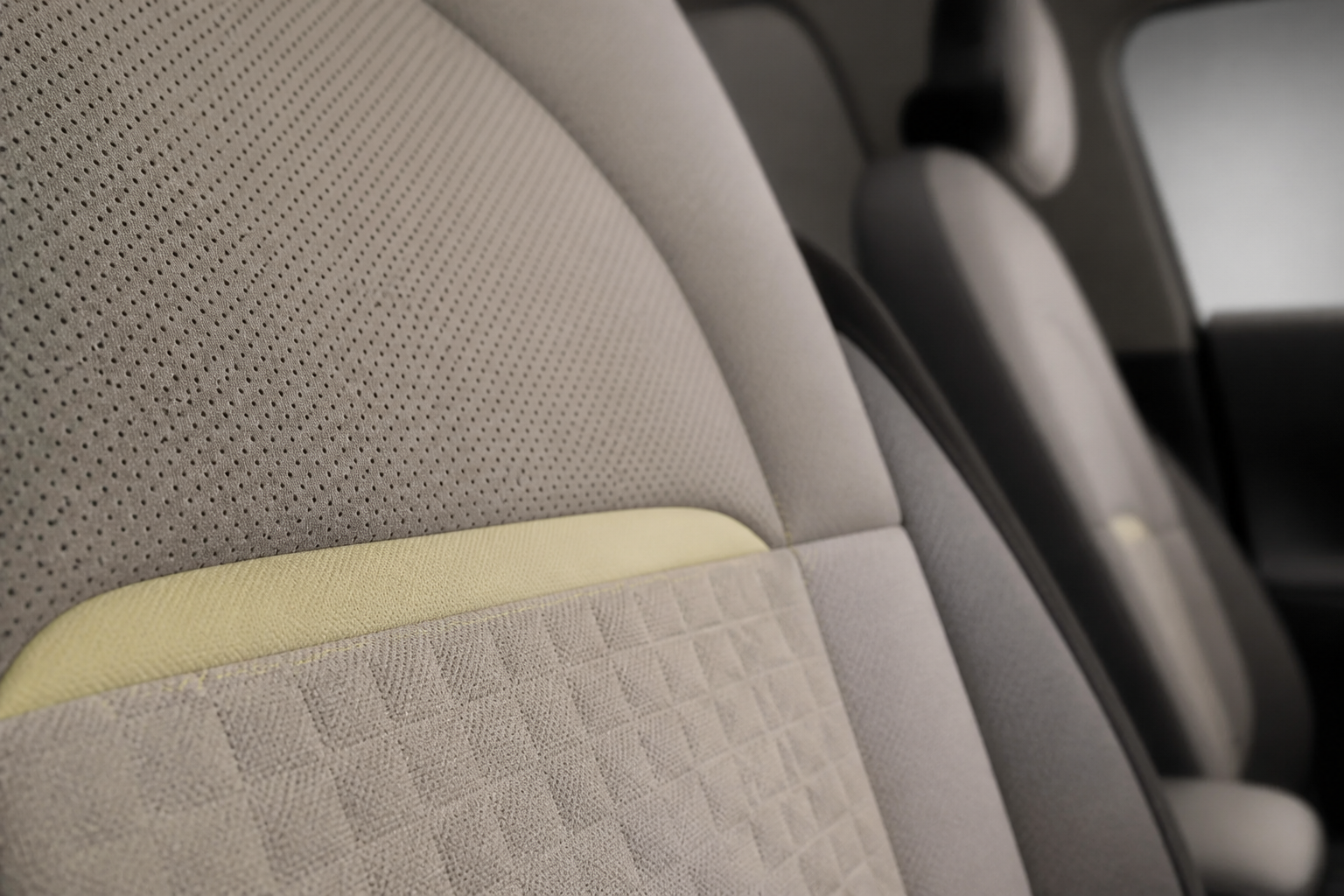Detalle macro de la tapicería de tela del asiento con sus costuras