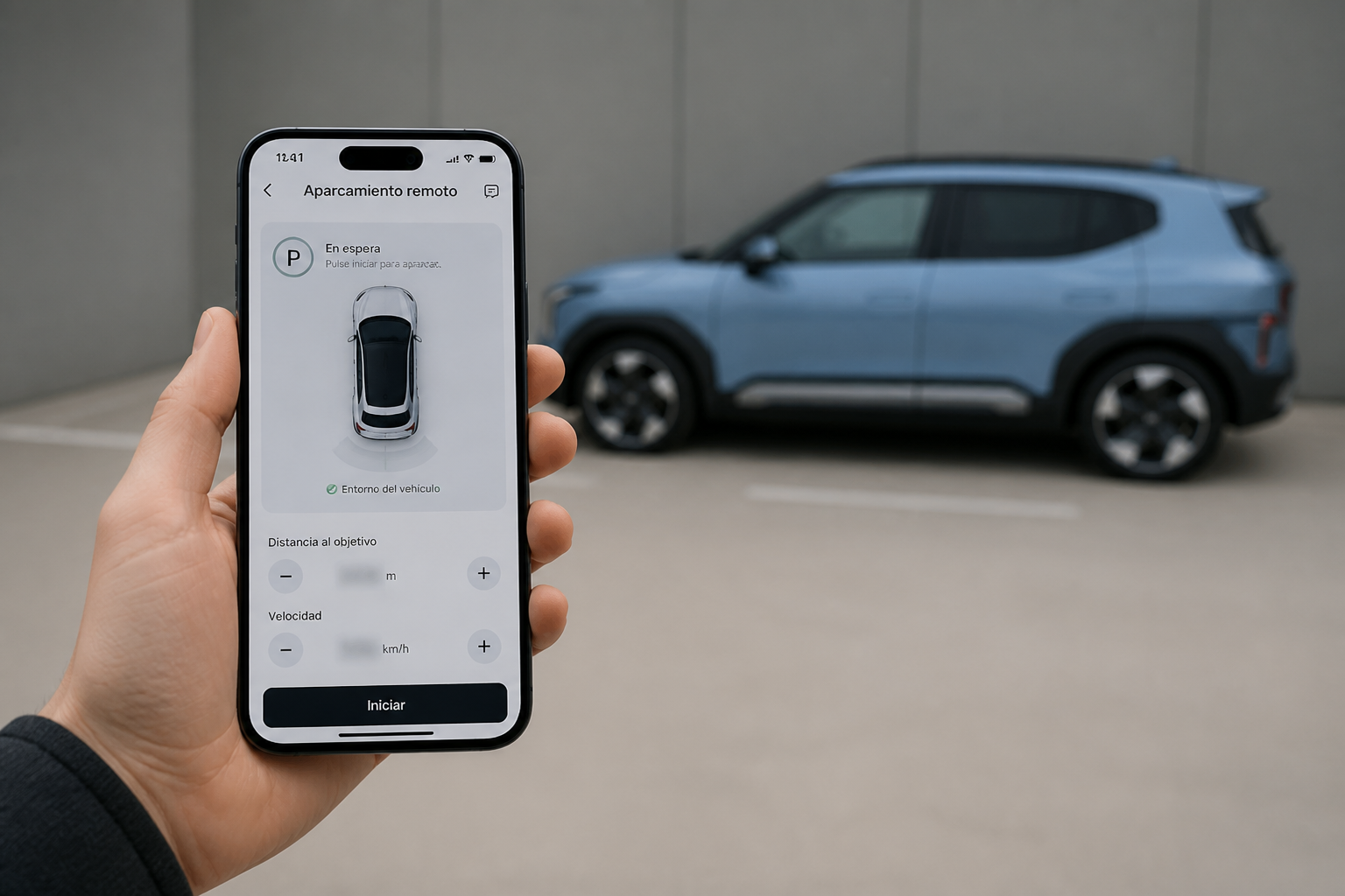 Smartphone en primer plano con interfaz de aparcamiento remoto y el Kia EV2 desenfocado al fondo