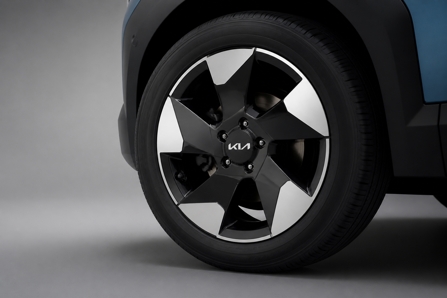 Detalle macro de la llanta de aleación multirradio del Kia EV2
