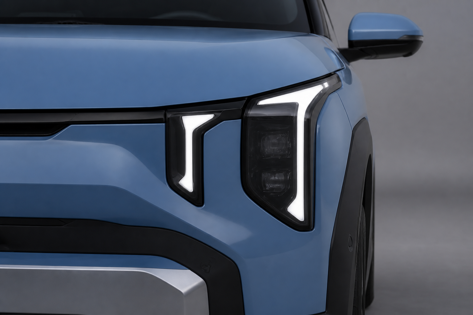 Detalle del frontal vertical del Kia EV2 con las luces diurnas verticales encendidas
