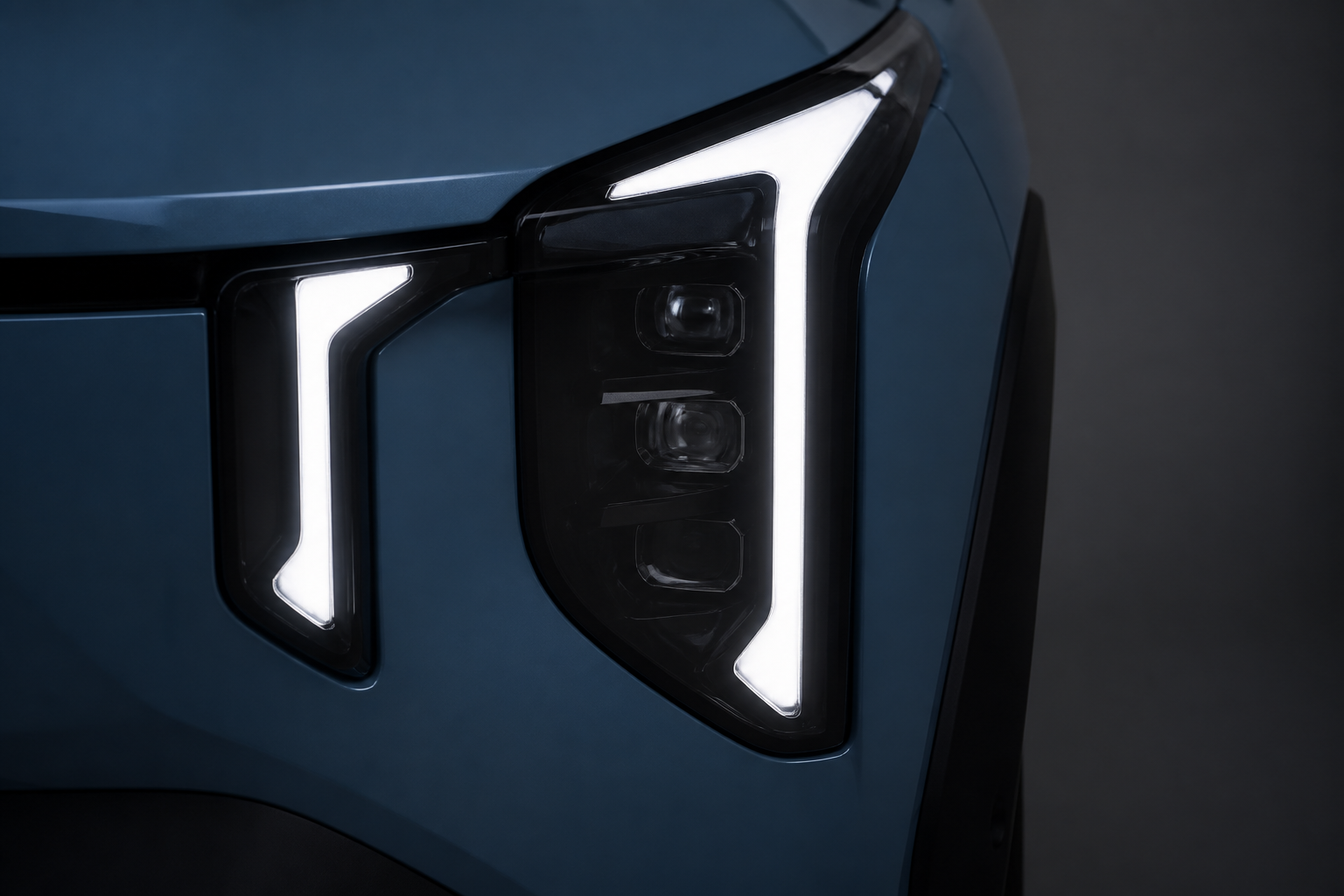 Detalle macro de la luz diurna vertical del Kia EV2 encendida
