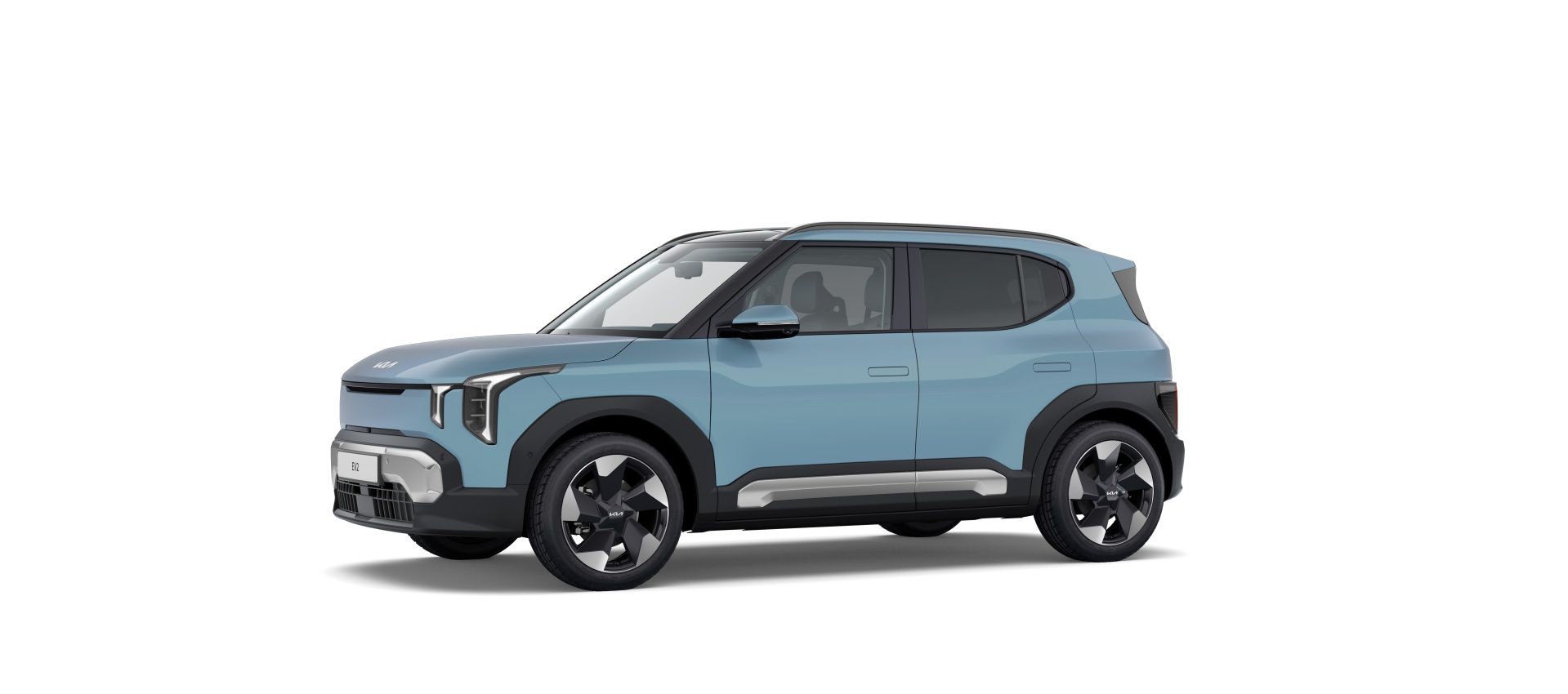 Kia EV2 azul claro en vista tres cuartos frontal con llantas multirradio