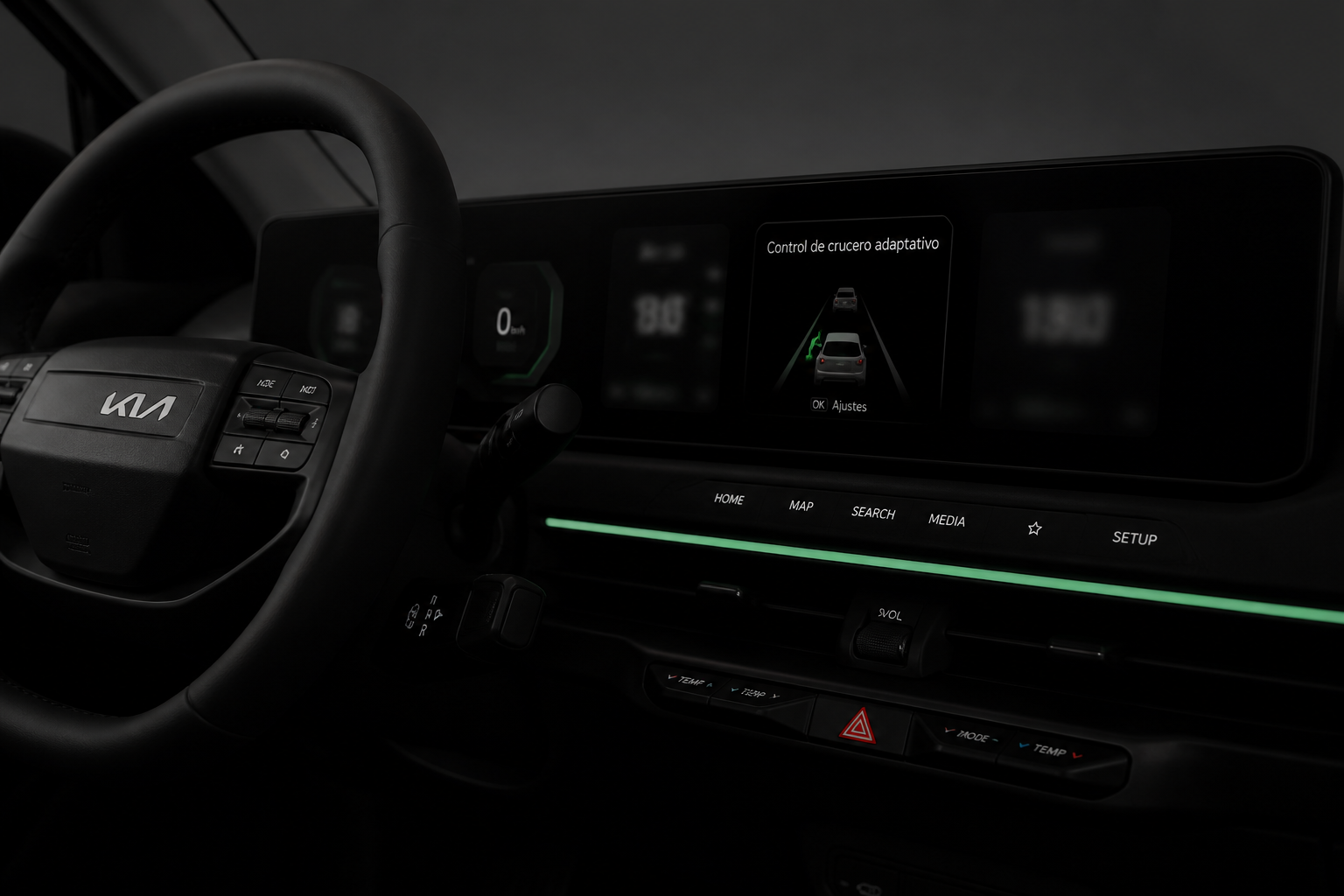 Cuadro digital visto en escorzo sobre el volante con iconografía de control de crucero adaptativo
