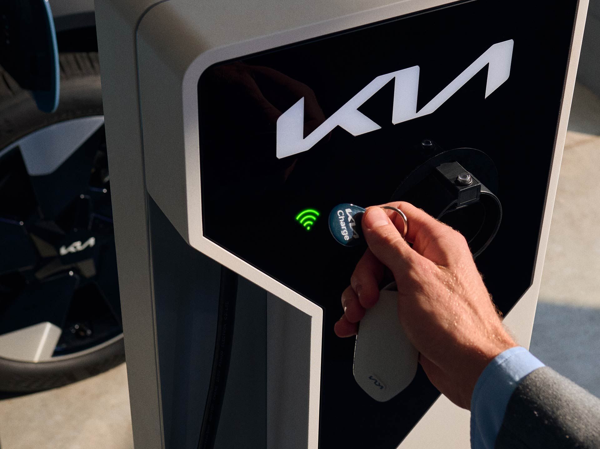 Vista trasera en tres cuartos del Kia EV2 azul claro con enganche para remolque