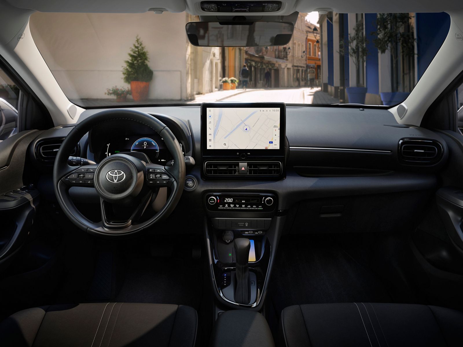 Salpicadero del Toyota Yaris con volante, cuadro digital, pantalla multimedia central y controles del climatizador