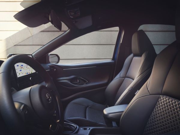 Asiento del acompañante y parte del puesto de conducción del Toyota Yaris con la pantalla mostrando un mapa