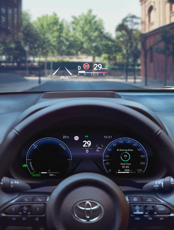 Cuadro de instrumentos digital del Toyota Yaris con información de velocidad y conducción proyectada también en el parabrisas