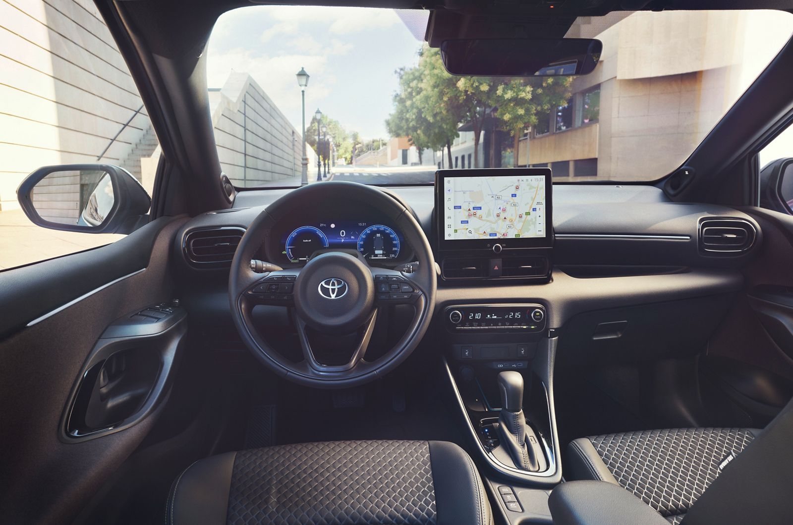Vista frontal del salpicadero del Toyota Yaris con pantalla central y detalles en cromo