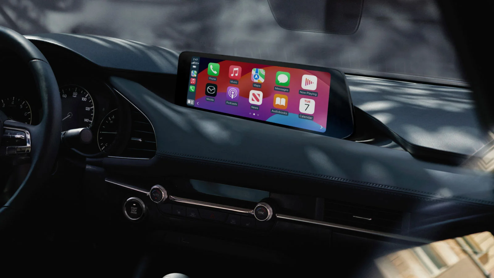 Salpicadero del Mazda3 con el cuadro de instrumentos y la pantalla de infoentretenimiento mostrando Apple CarPlay
