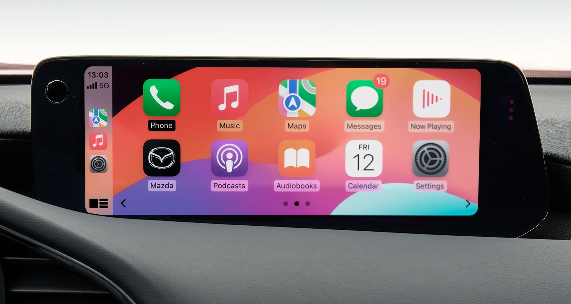 Pantalla de infoentretenimiento Mazda mostrando la interfaz de CarPlay con el icono de la app de Mazda
