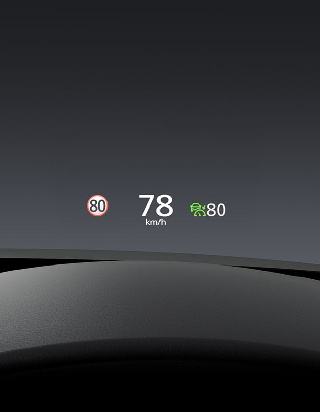 Proyección del head-up display sobre el parabrisas con la velocidad y el límite de la vía, vista desde el asiento del conductor