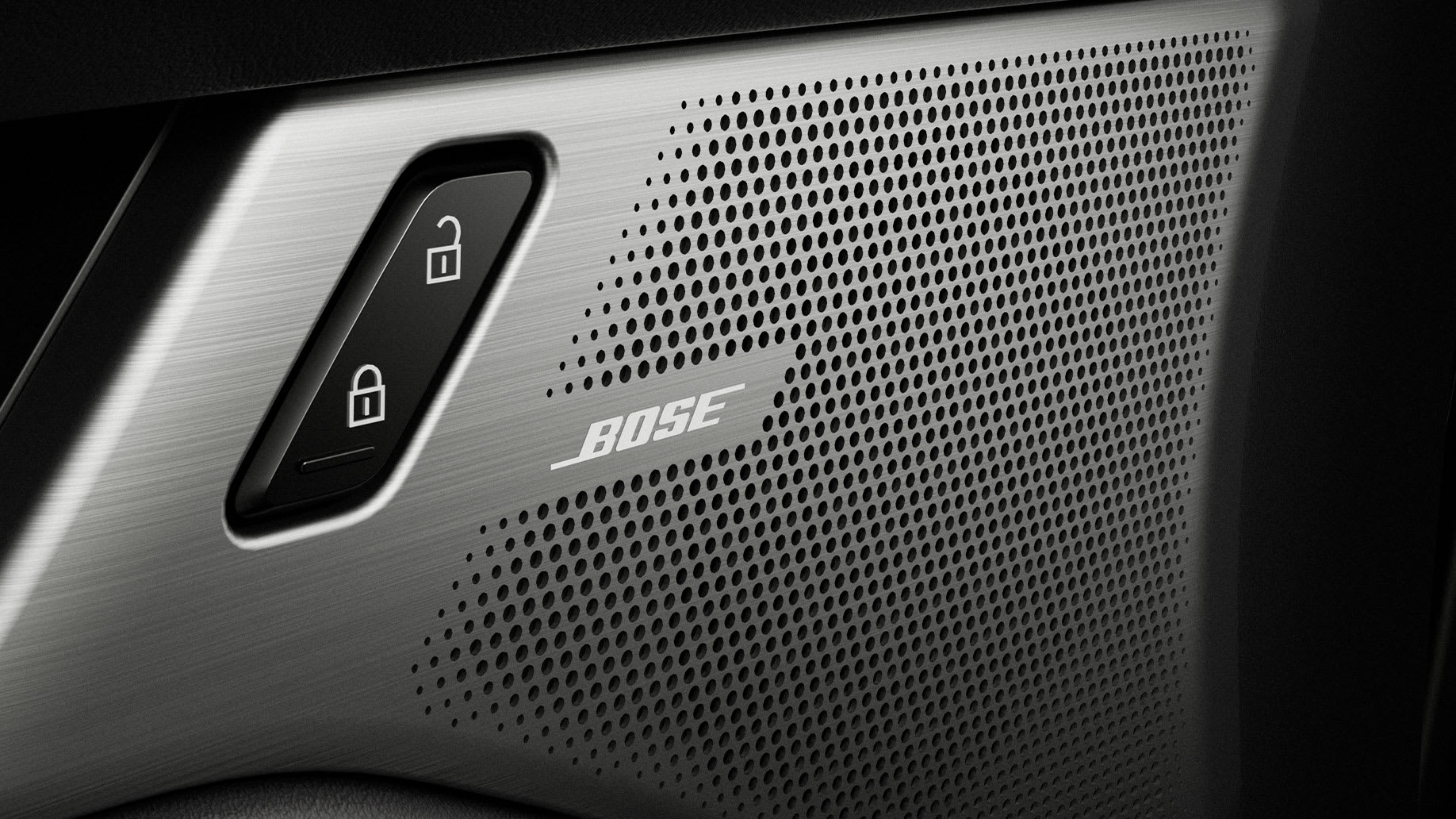 Rejilla metálica de altavoz con el logotipo BOSE en el panel de la puerta del Mazda3