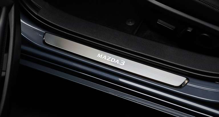 Moldura del umbral de la puerta delantera con el grabado MAZDA 3