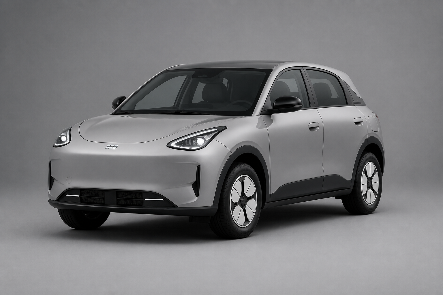 Geely E2 gris en tres cuartos frontal en un estudio neutro con luz suave