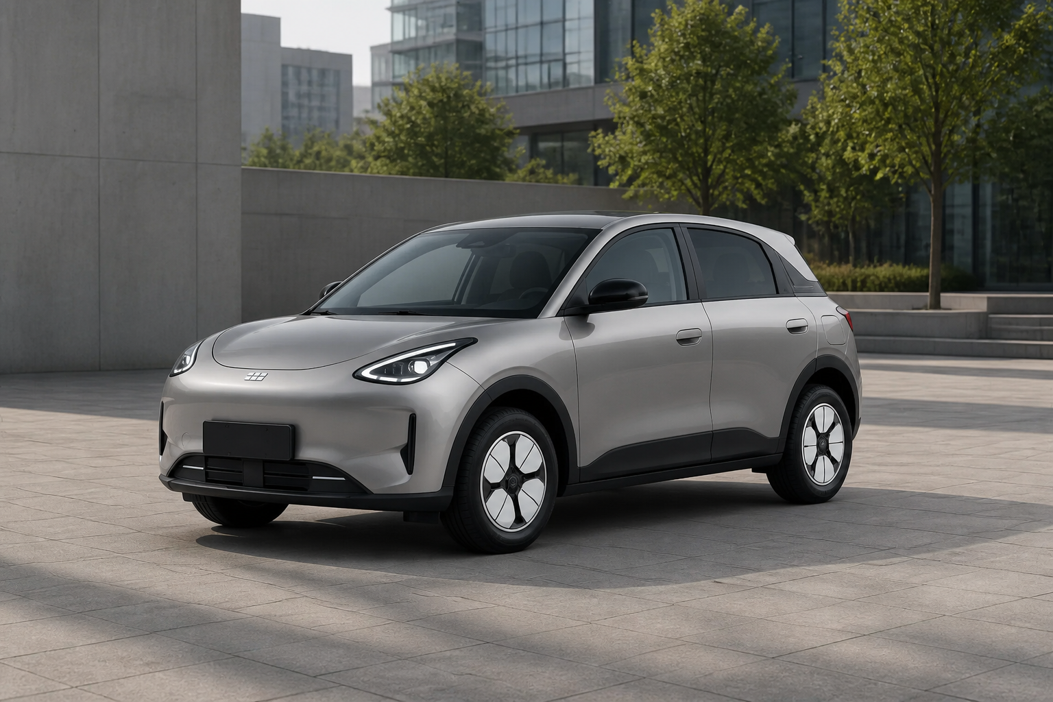 Geely E2 gris estático en una plaza urbana moderna a plena luz del día