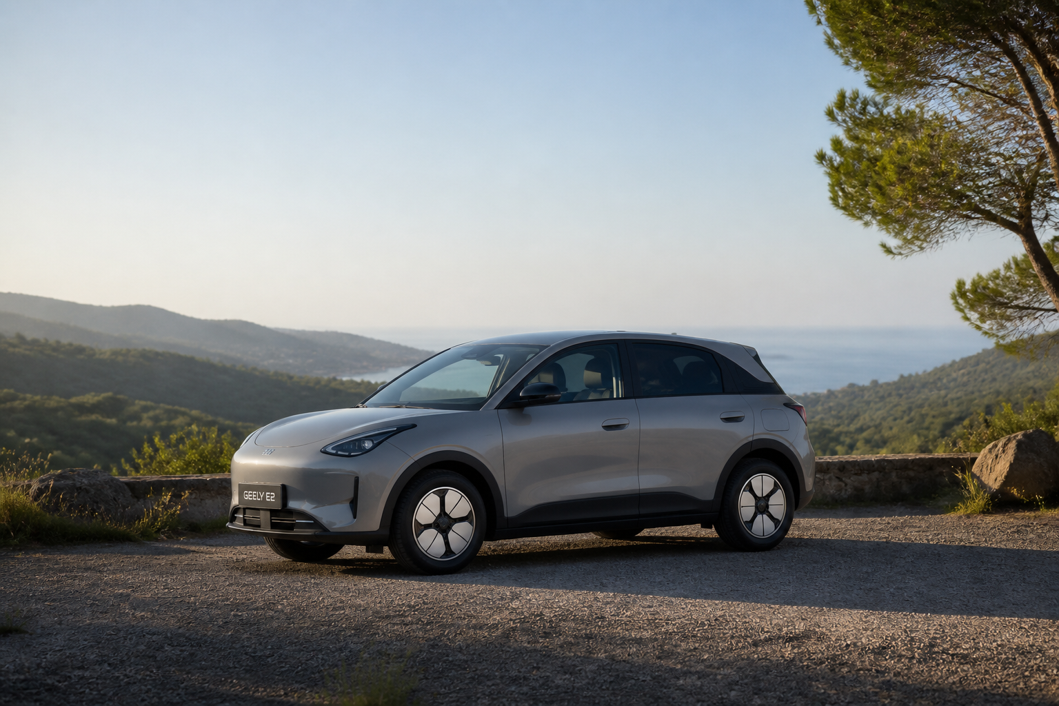 Geely E2 gris estático en un entorno natural con luz suave de mañana