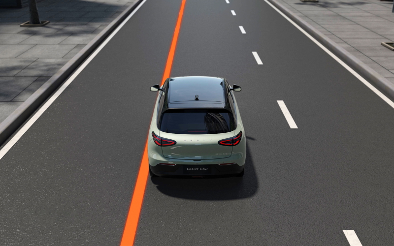 Vista aérea trasera de un Geely E2 en Verde Halo con techo negro bitono circulando por carretera
