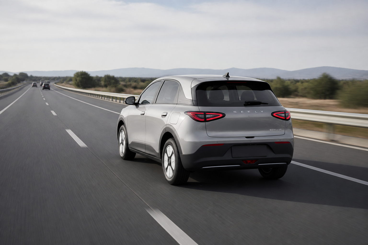Geely E2 gris circulando por una autovía despejada manteniendo distancia con el tráfico