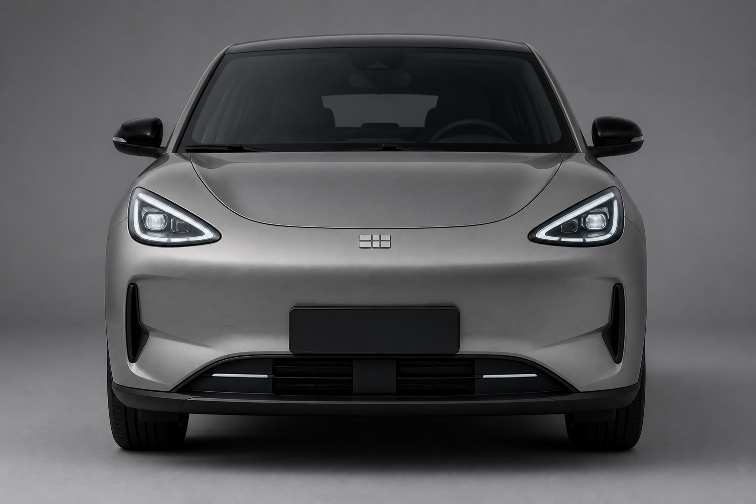 Primer plano frontal del Geely E2 gris con su frontal de expresión sonriente