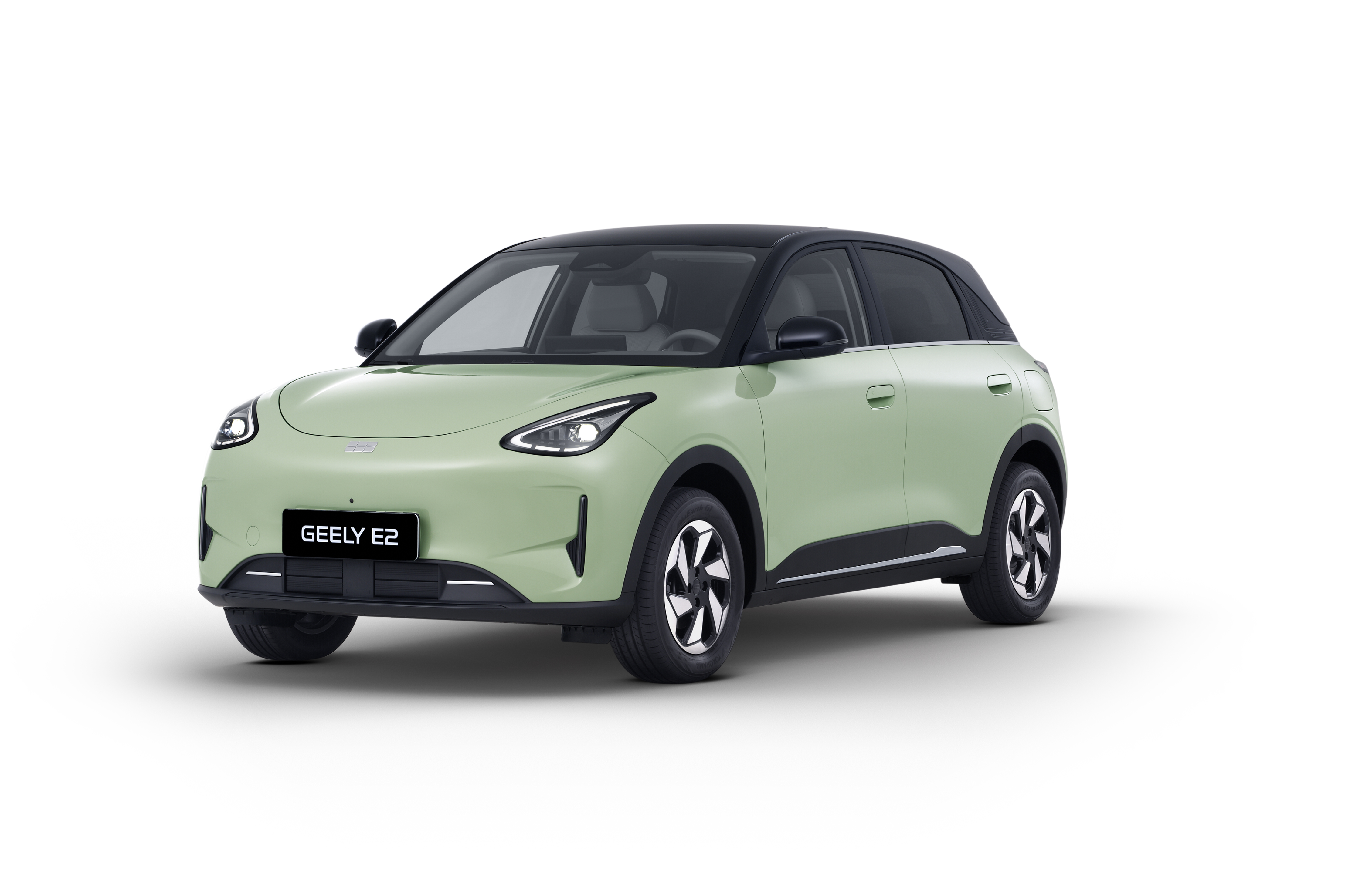 Geely E2 en Verde Halo con techo negro y llantas multirradio, tres cuartos delantero