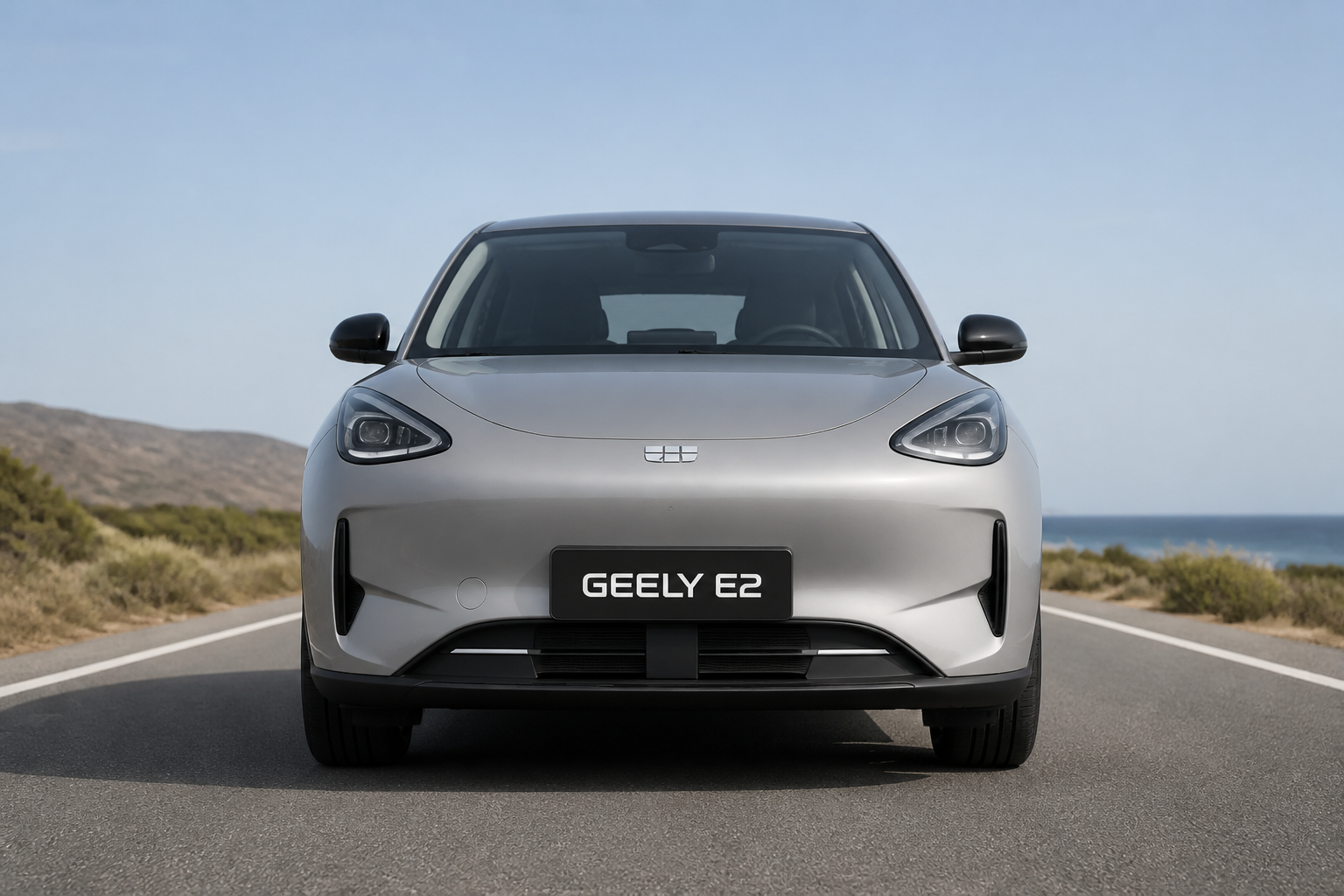 Frontal del Geely E2 gris parado en carretera con los faros apagados a plena luz del día