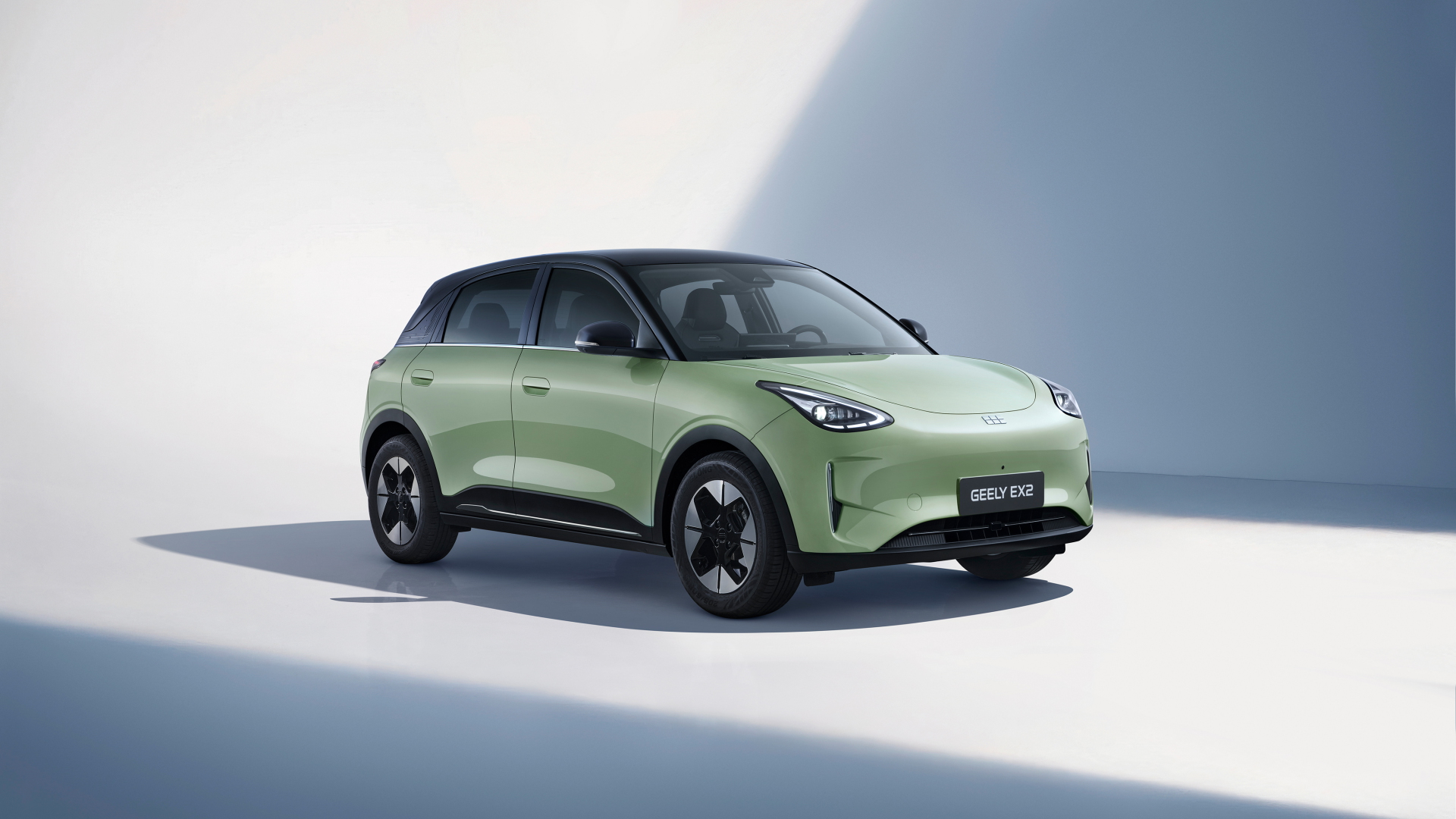 Geely E2 en Verde Halo con techo negro visto en tres cuartos frontal en estudio