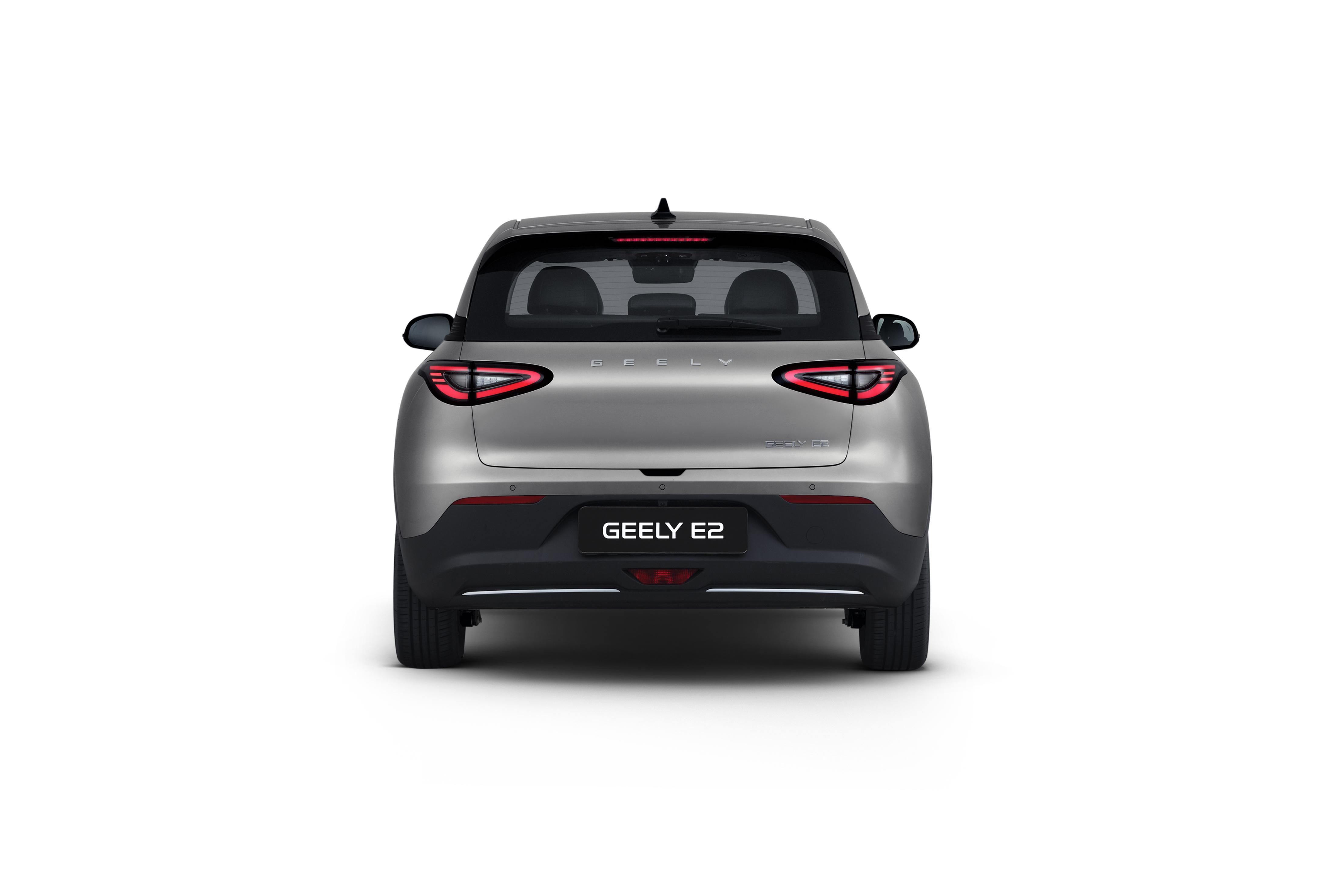 Vista trasera del Geely E2 plateado con los pilotos LED encendidos y el logotipo GEELY E2 en el portón