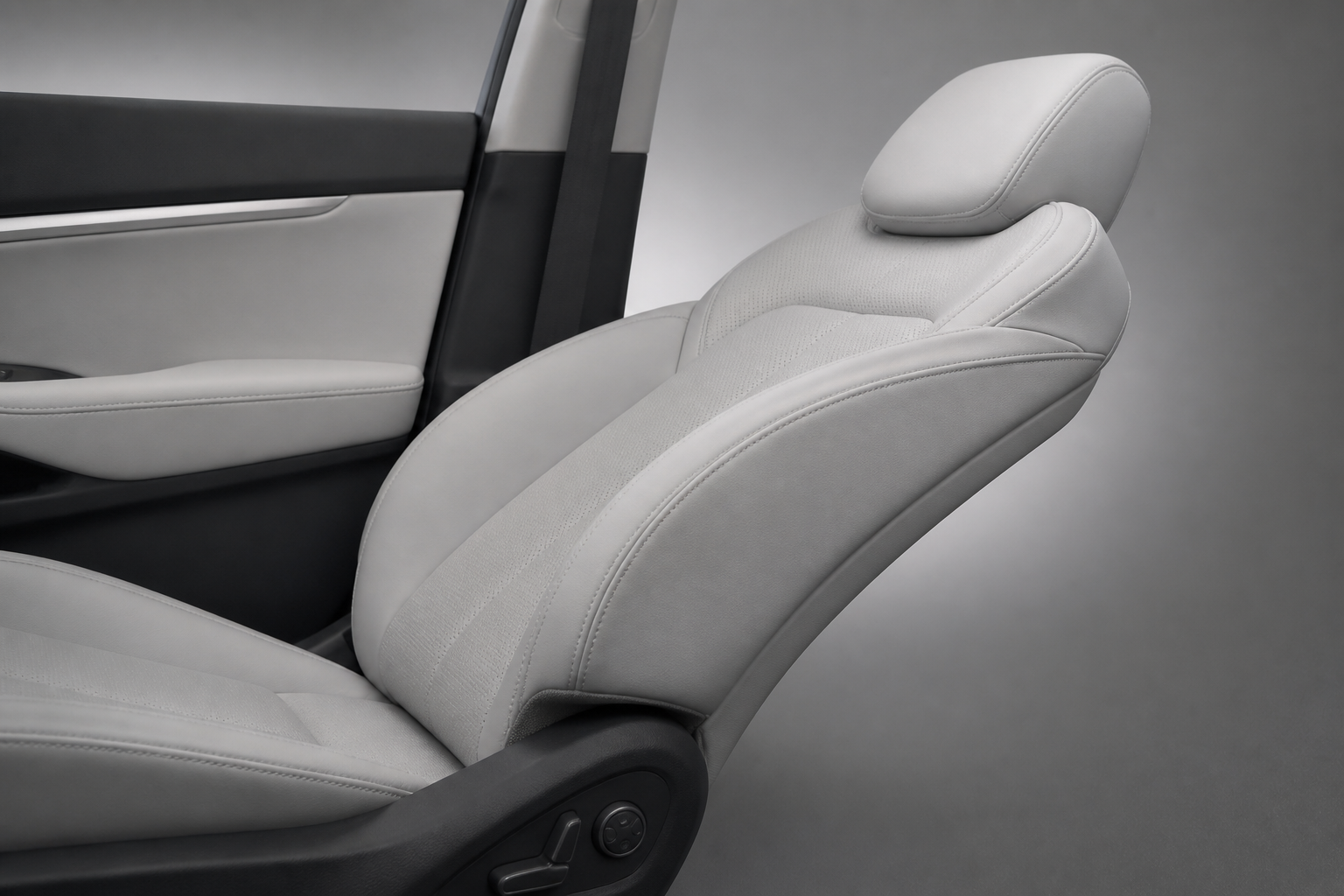 Asiento delantero ergonómico en tapicería clara con reclinado profundo