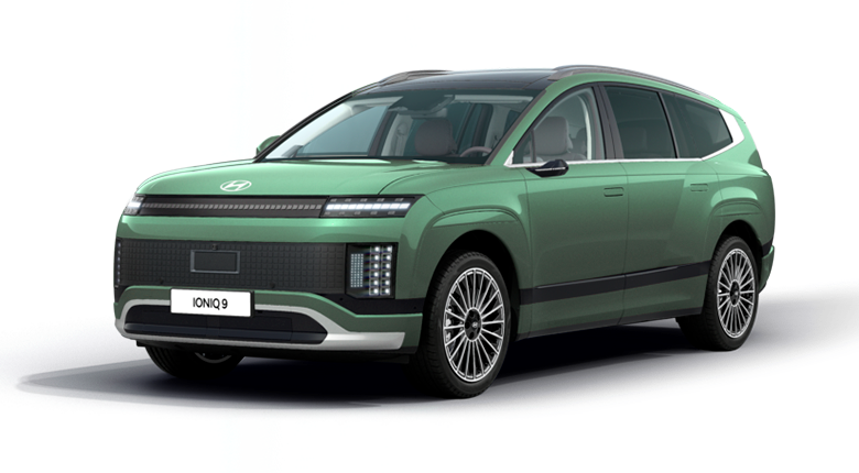 Hyundai IONIQ 9 en color verde oscuro en vista tres cuartos delantera sobre fondo blanco