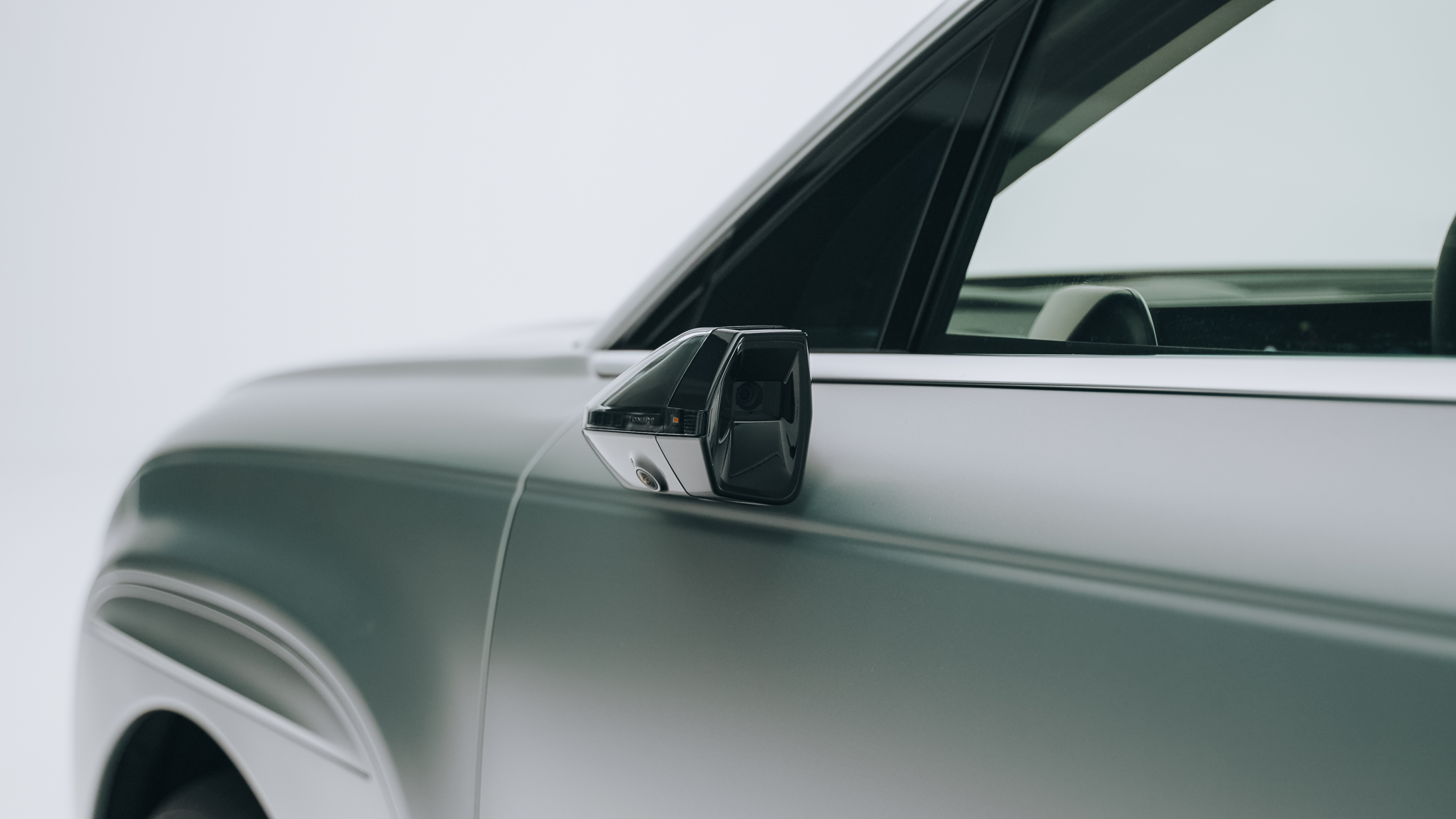 Lateral gris del vehículo con retrovisor exterior digital de cámara