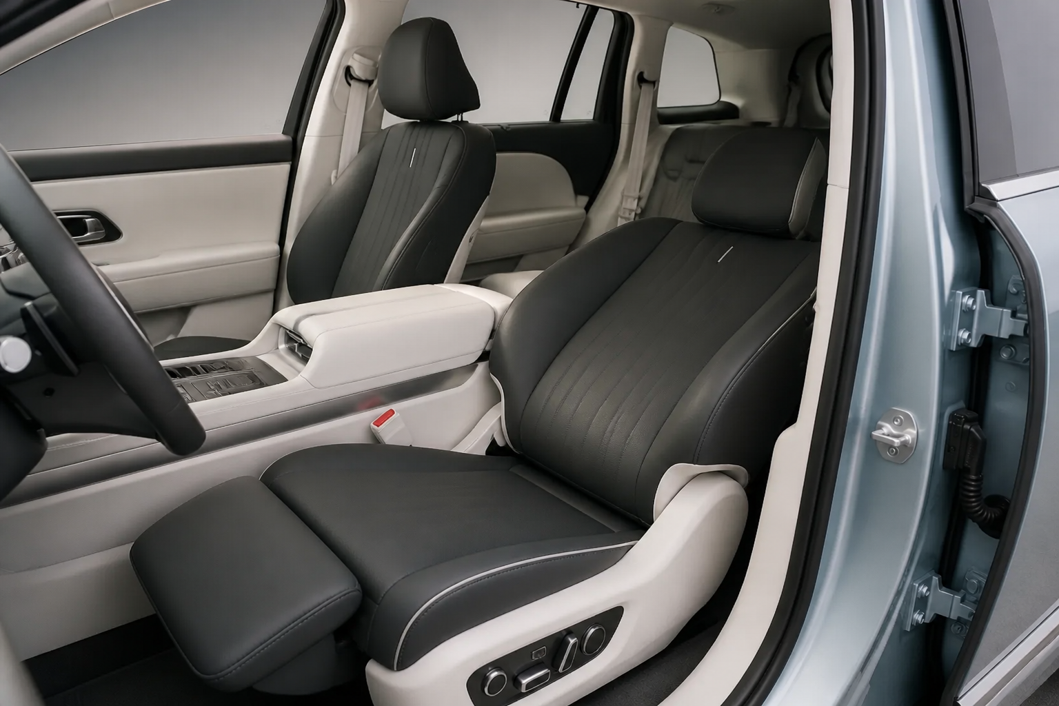 Asiento delantero reclinado con reposapiernas desplegado en función Relax