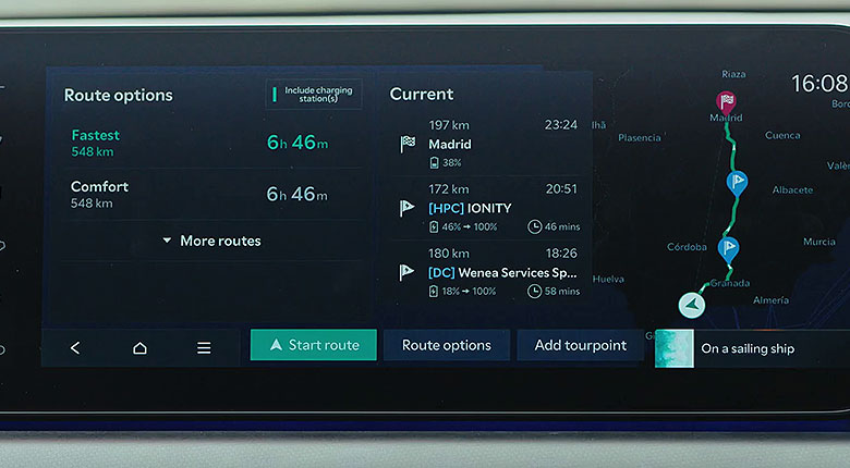Pantalla de navegación con opciones de ruta y paradas de carga recomendadas entre Madrid y Granada