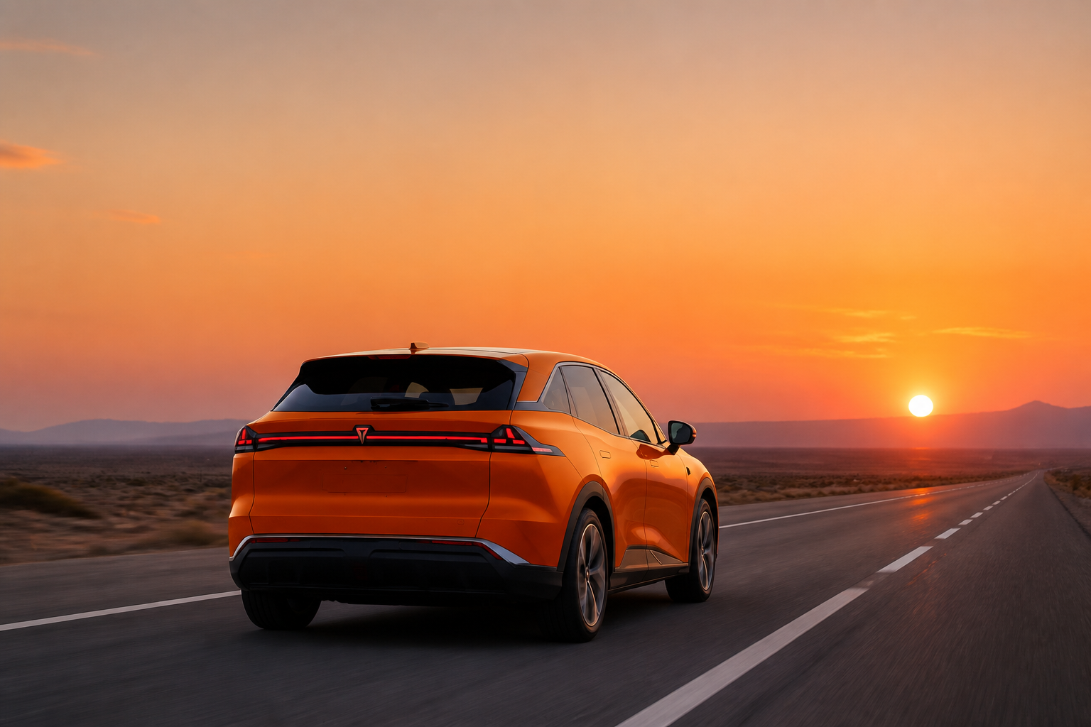 Vista trasera del Deepal S07 naranja alejándose hacia el horizonte al atardecer con la franja LED trasera encendida