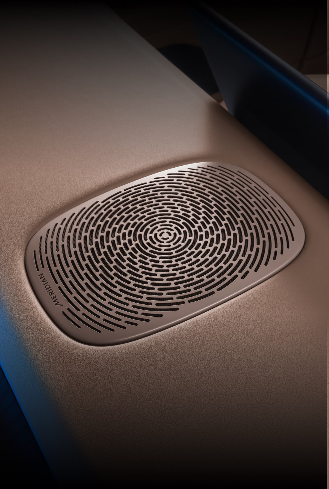 Rejilla de altavoz Meridian integrada en un panel interior beige claro
