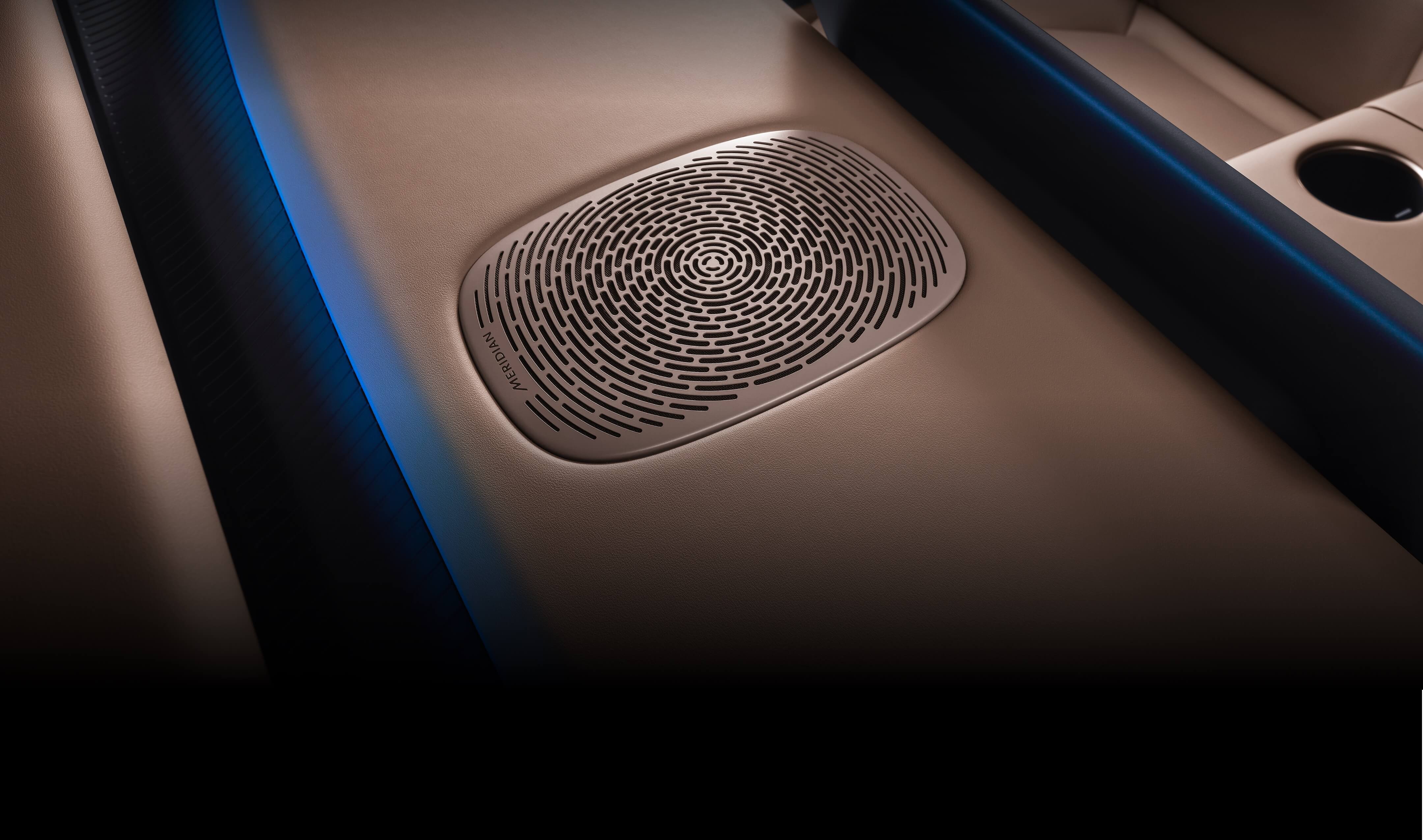 Altavoz Meridian integrado en un panel beige con tira de luz ambiental azul
