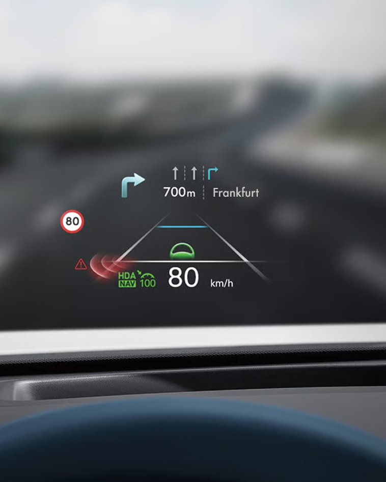 Head-Up Display proyectando navegación, velocidad y límite sobre la vista de la carretera