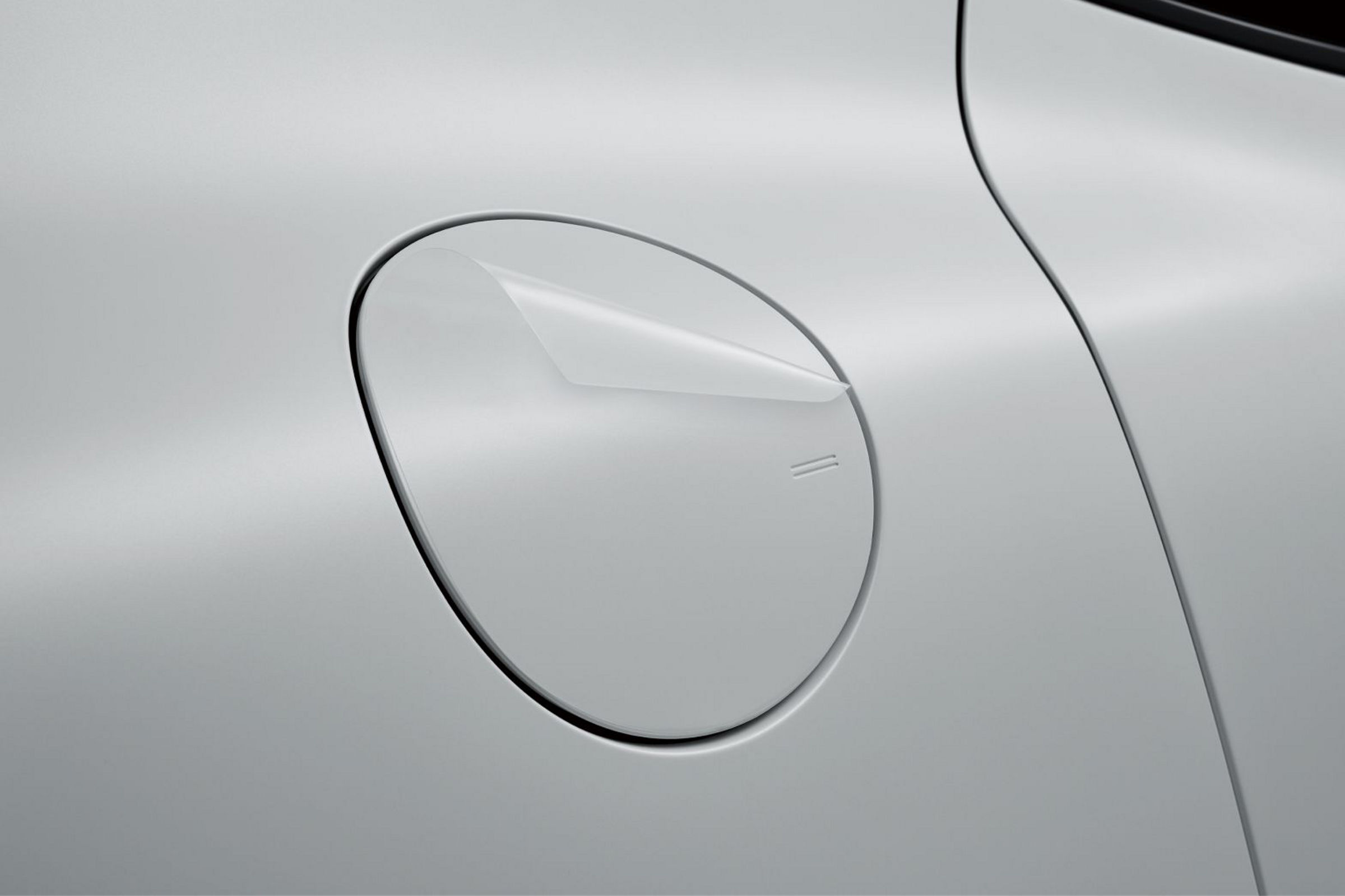 Detalle de la tapa de carga del vehículo con una película protectora transparente