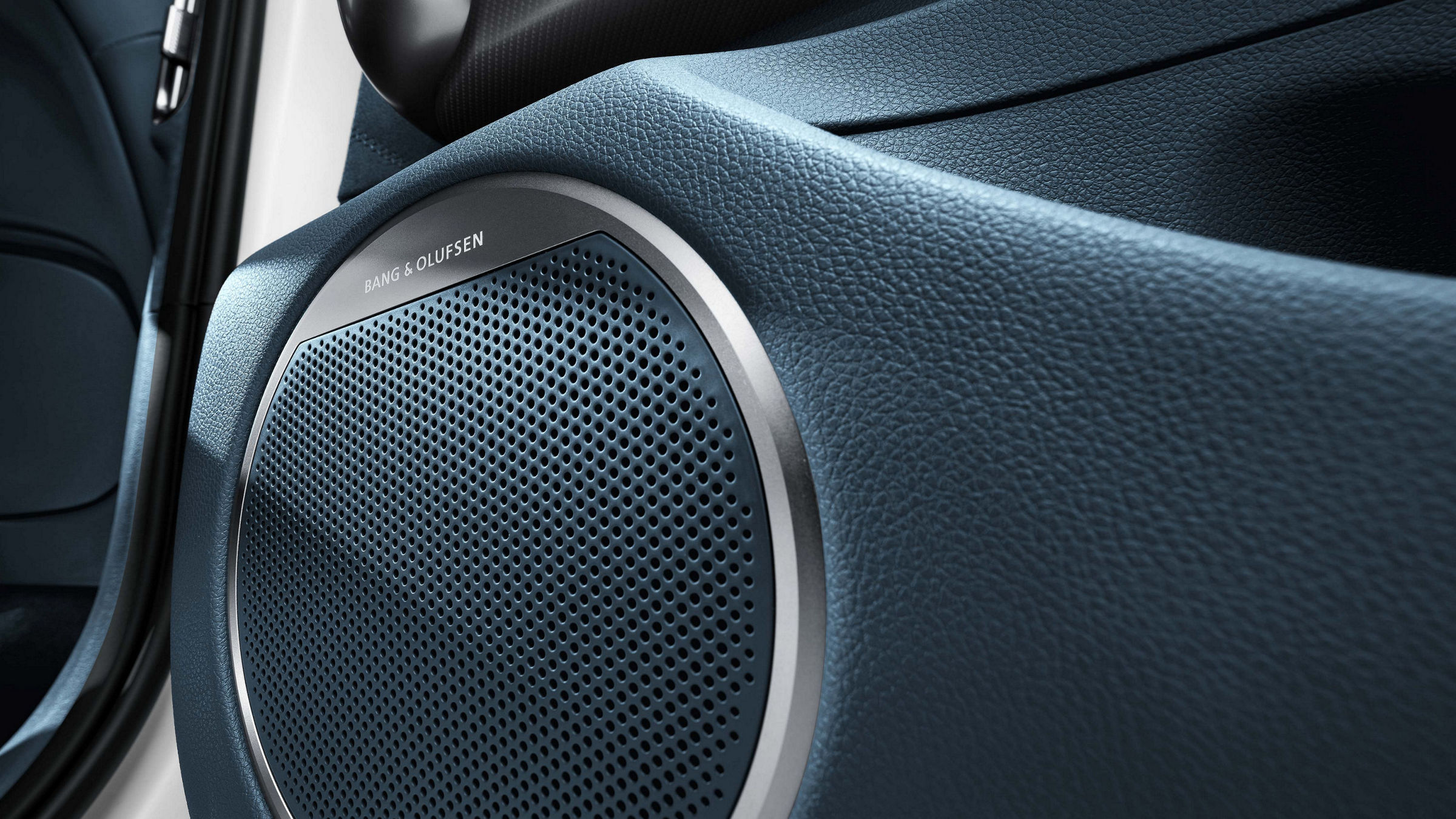 Altavoz Bang & Olufsen integrado en el panel de puerta con tapicería de cuero azul oscuro