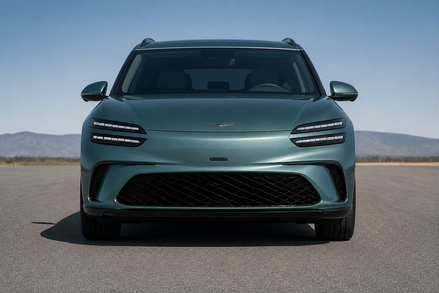 Frontal del GV60 verde oscuro parado en carretera con los faros apagados a plena luz del día