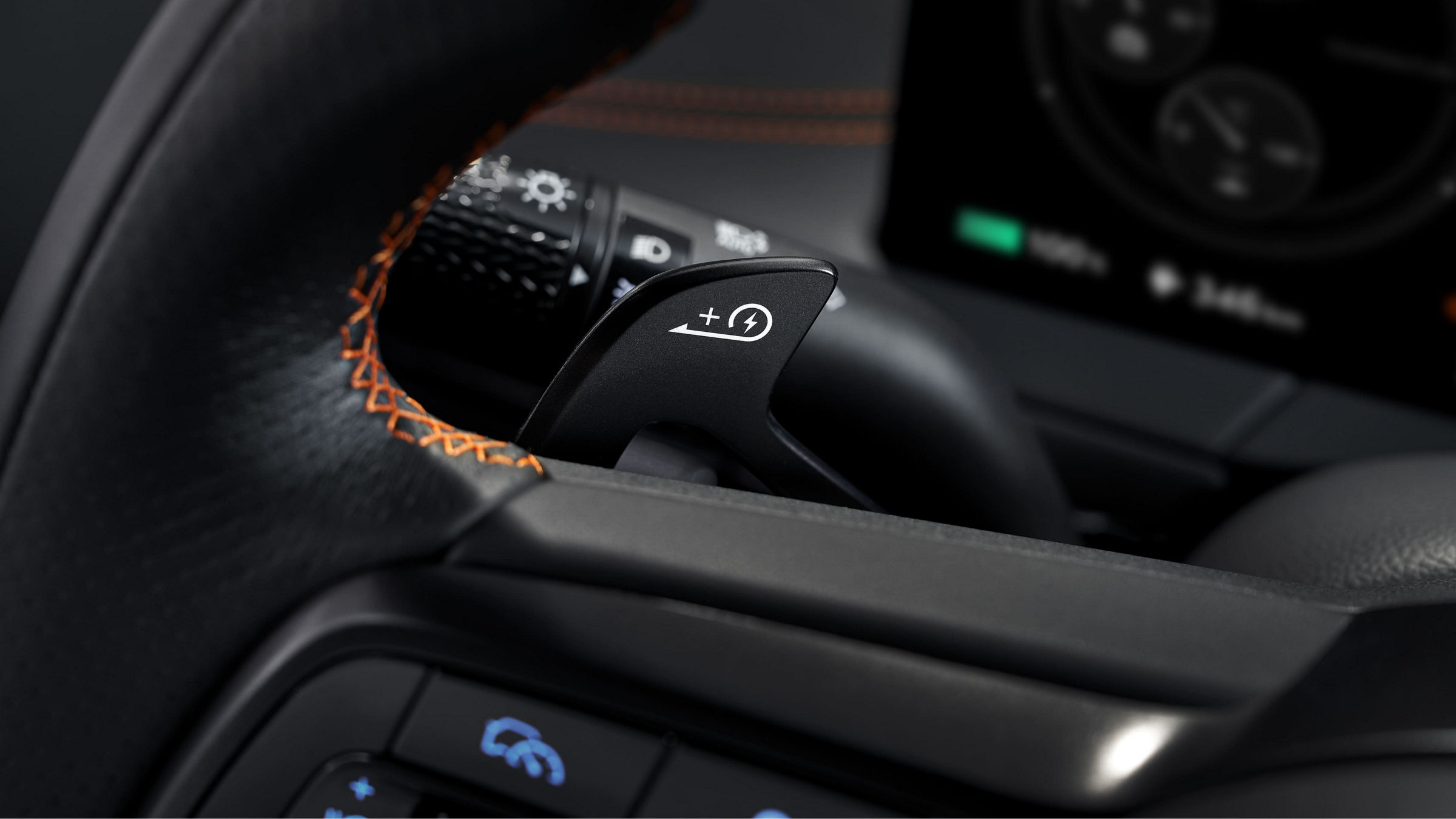 Detalle de la leva de regeneración de energía en el volante del GV60 con costuras en contraste