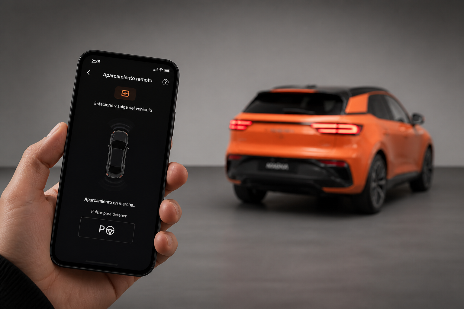 Smartphone en primer plano con la interfaz de aparcamiento remoto y el GV60 maniobrando desenfocado al fondo