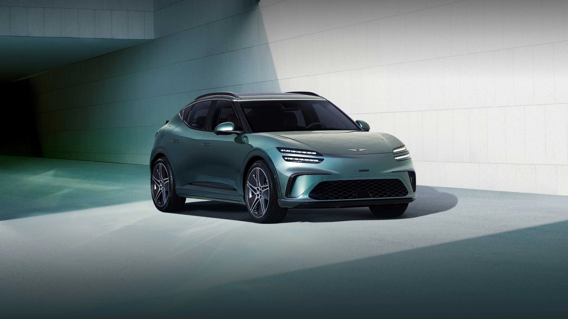 GV60 verde oscuro estacionado en un túnel con iluminación dramática