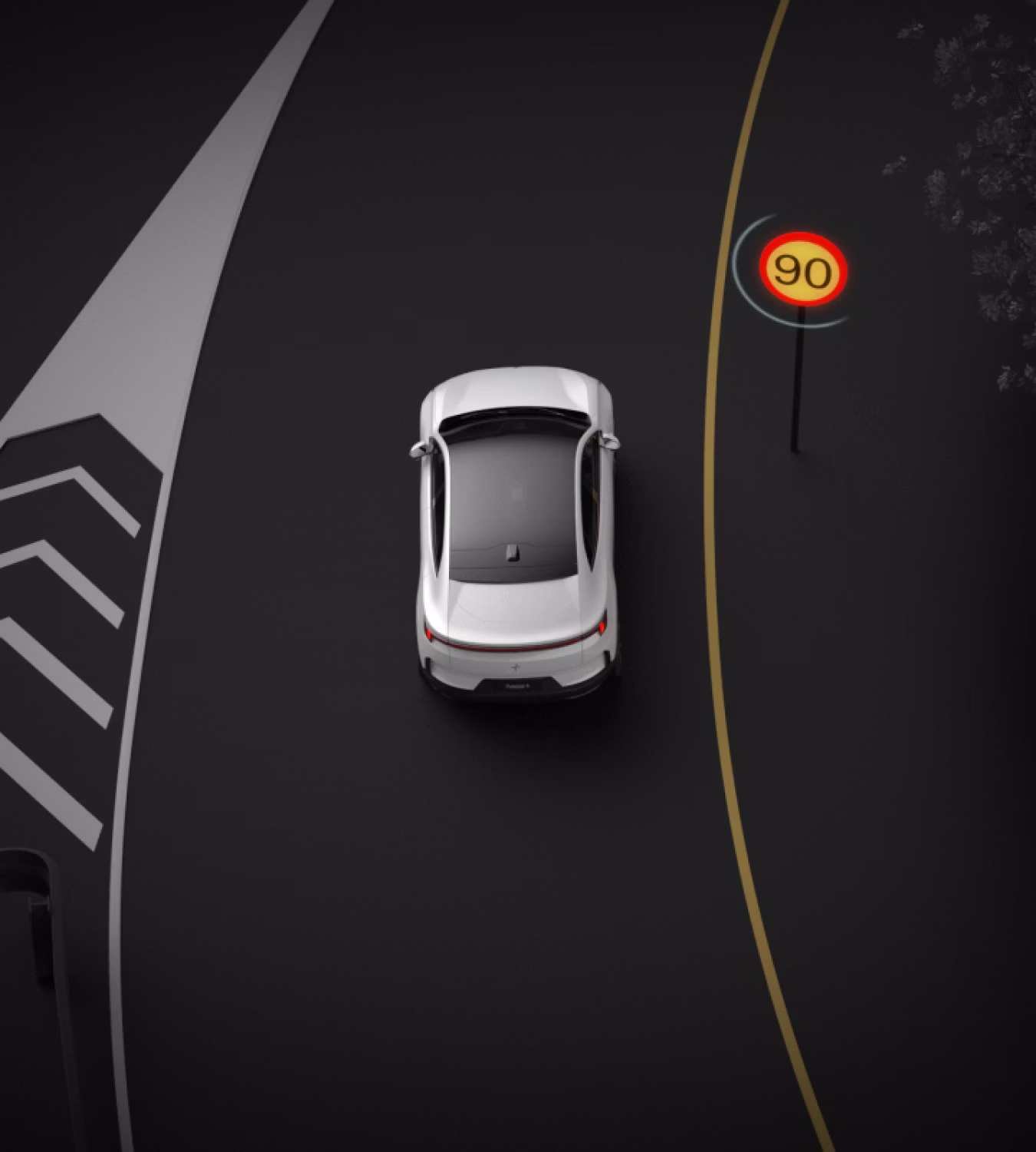 Vista aérea cenital de un Polestar 4 blanco circulando por una carretera oscura con señalización vial.