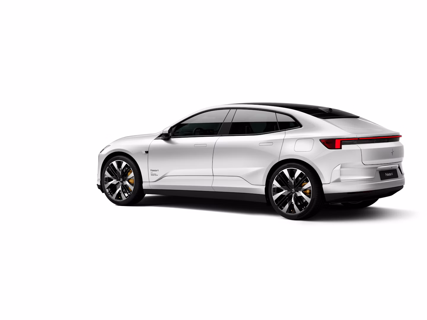 Vista trasera tres cuartos de un Polestar 4 blanco en estudio, con llantas multirradio y pinzas de freno doradas.