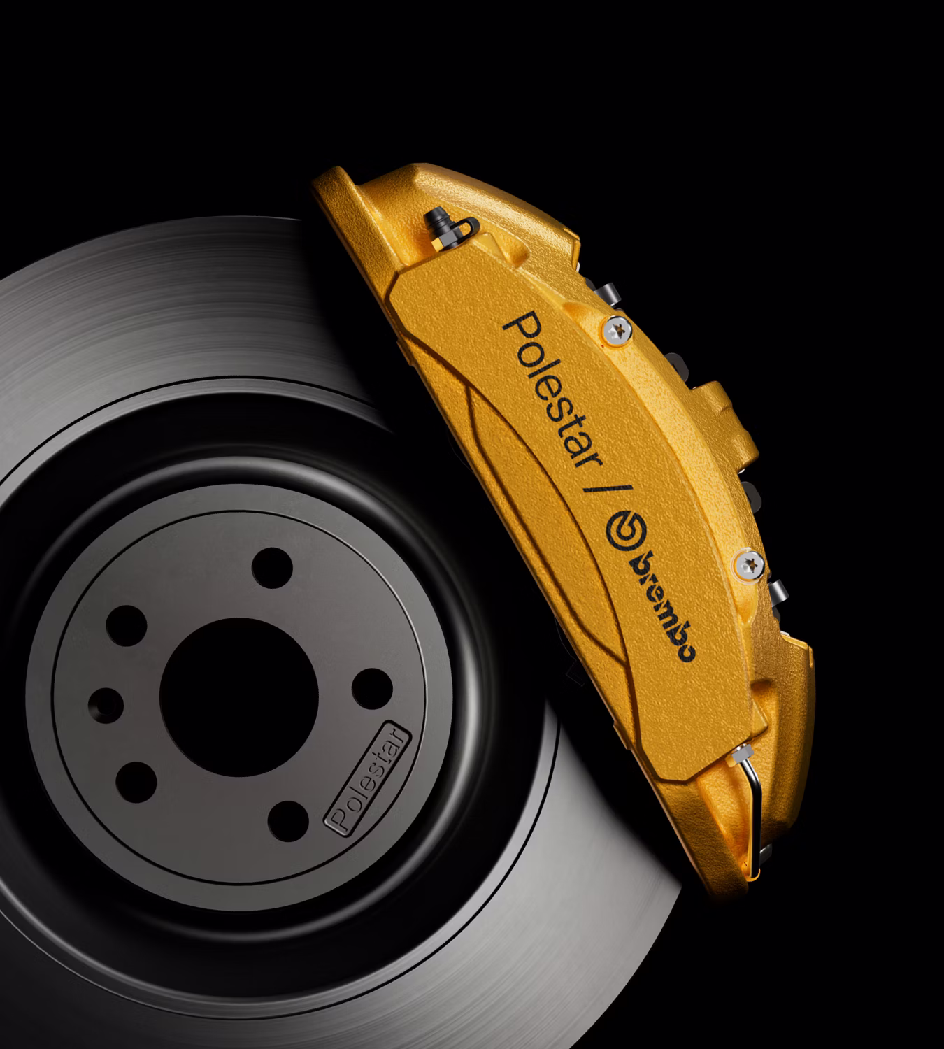 Primer plano de un disco de freno ventilado con pinza Brembo dorada y marca Polestar.